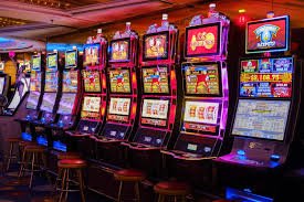Platform virusjp menampilkan berbagai kategori permainan termasuk meja live dealer, taruhan sepak bola, dan permainan slot